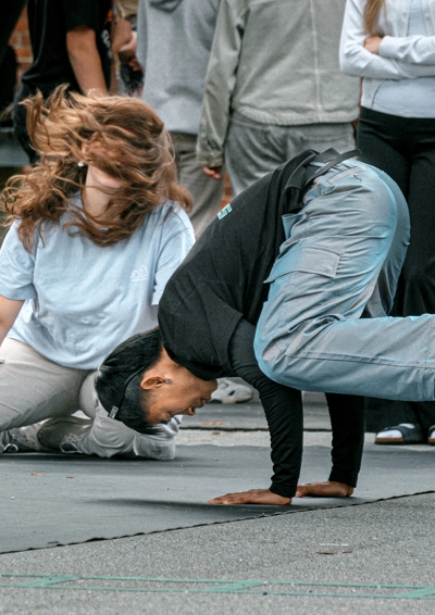 Unge laver Breakdance på gårdspladsen.